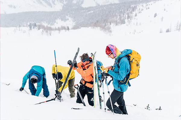 Praxisteil Lawinenkurs mit den Alpine Guides Gastein © Julian Rohn